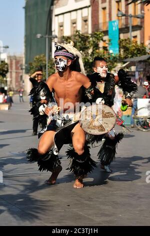 MEXIKO, MEXIKO – 1. DEZEMBER: Schamanen in der Hauptstadt von Mexiko, mit traditionellen aztekischen Tänzen, am 1. Dezember 2017 Stockfoto