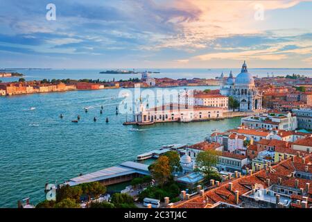 Blick auf die Lagune von Venedig und Santa Maria della Salute Kirche. Venedig, Italien Stockfoto