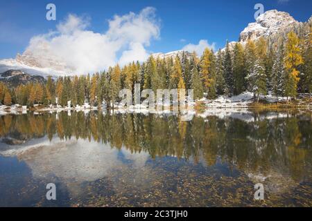 Bergsee an der Tre Cime di Lavaredo im Winter, Italien, Südtirol, Dolomiten, Trient Stockfoto