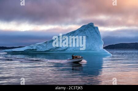 Schnellboot und Eisberge in der Disko Bay Grönland bei Sonnenuntergang. Stockfoto