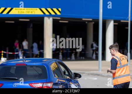 Cardiff, Wales, Großbritannien. Juni 2020. Ein Parkwächter berät einen Autofahrer, wenn das Cardiff Ikea-Geschäft nach der Coronavirus-Sperre wieder eröffnet wird. Kredit: Mark Hawkins/Alamy Live Nachrichten Stockfoto