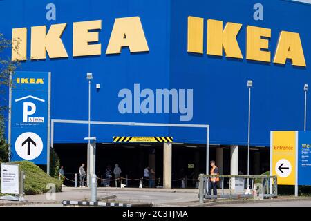 Cardiff, Wales, Großbritannien. Juni 2020. Ein Parkwächter und Einkäufer, die anstehen, als der Cardiff Ikea Store nach der Coronavirus-Sperre wieder eröffnet wird. Kredit: Mark Hawkins/Alamy Live Nachrichten Stockfoto