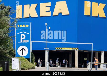 Cardiff, Wales, Großbritannien. Juni 2020. Ein Parkwächter und Einkäufer, die anstehen, als der Cardiff Ikea Store nach der Coronavirus-Sperre wieder eröffnet wird. Kredit: Mark Hawkins/Alamy Live Nachrichten Stockfoto