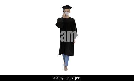 Junge Studenten einen Anruf mit Smartphone mit medizinischer Maske auf weißem Hintergrund. Stockfoto