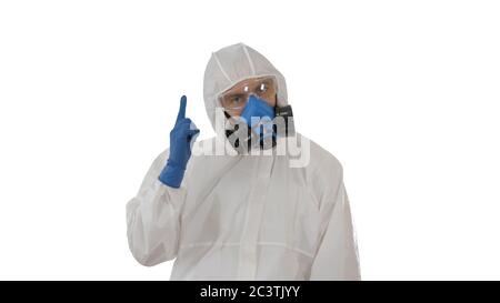 Männlich Arzt in Hasamat Anzug macht Sieg Gesten auf weißem Hintergrund. Stockfoto