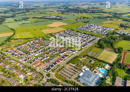 Baugebiet am Ardeyweg und Freizeitbad Aquafun in Soest, 07.06.2019, Luftbild, Deutschland, Nordrhein-Westfalen, Soest Stockfoto