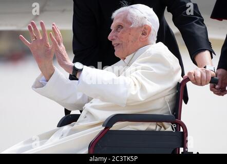 Freising, Deutschland. Juni 2020. Papst Benedikt XVI. Emeritiert am Flughafen München. Der emeritierte Papst reist nach seinem viertägigen Besuch in Regensburg zurück in den Vatikan. Der ehemalige Papst war am 18.06.2020 unerwartet zu seinem alten Haus gereist, um seinen 96 Jahre alten Bruder zu besuchen. Quelle: Sven Hoppe/dpa/Alamy Live News Stockfoto