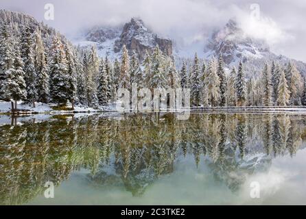 Bergsee an der Tre Cime di Lavaredo im Winter, Italien, Südtirol, Dolomiten, Trient Stockfoto