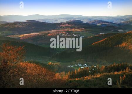 Mittelgebirgslandschaft von der Makshöhe bei Sonnenaufgang, Deutschland, Nordrhein-Westfalen, Sauerland, Eslohe Stockfoto