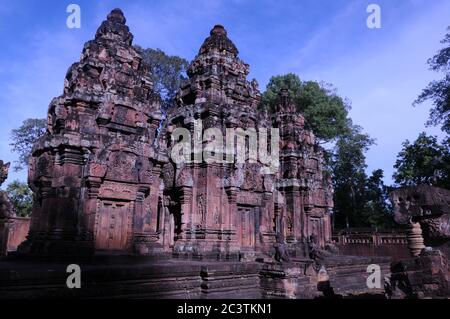 Während der Coronavirus-Pandemie sind die Tempel von Angkor verlassen. Hier warten die leeren Ruinen von Banteay Srei auf die Rückkehr der Touristen. Angkor Archäologischer Park, Provinz Siem Reap, Kambodscha. Juni 2020. © Kraig Lieb Stockfoto