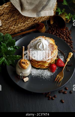 Amerikanische Pfannkuchen mit Dalgona-Kaffee-Frühstück Stockfoto