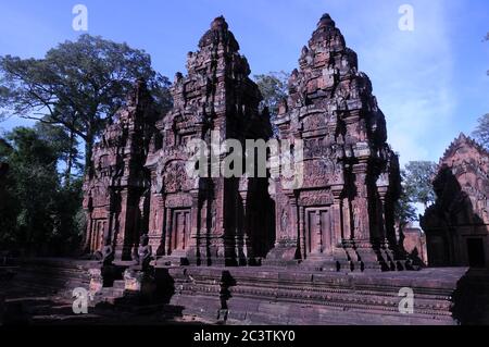 Während der Coronavirus-Pandemie sind die Tempel von Angkor verlassen. Hier warten die leeren Ruinen von Banteay Srei auf die Rückkehr der Touristen. Angkor Archäologischer Park, Provinz Siem Reap, Kambodscha. Juni 2020. © Kraig Lieb Stockfoto