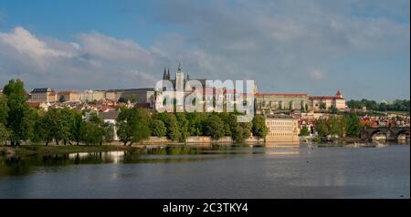 Panoramablick auf die Inseln 'Strelecky' und 'Kampa', das Schloss Leichtenstein, die Prager Burg und einen kleinen Teil der Karlsbrücke über die Moldau. Stockfoto