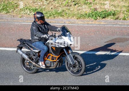 KTM Abenteuer Motorradfahrer; Zweirad Transport, Motorräder, Fahrzeug, Straßen, Motorräder, Radfahrer fahren in Chorley. Stockfoto