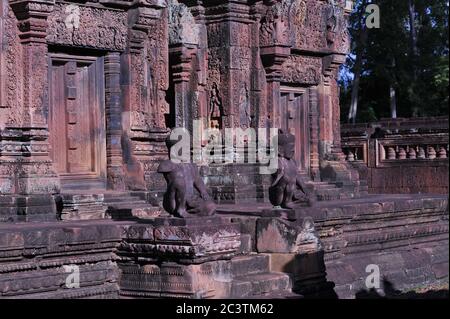 Während der Coronavirus-Pandemie sind die Tempel von Angkor verlassen. Hier warten die leeren Ruinen von Banteay Srei auf die Rückkehr der Touristen. Angkor Archäologischer Park, Provinz Siem Reap, Kambodscha. Juni 2020. © Kraig Lieb Stockfoto