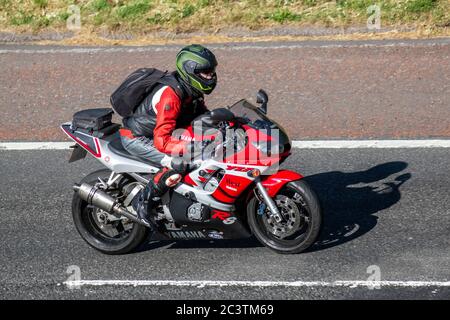 Yamaha R6 Motorrad Fahrer; zwei Rädern Transport, Motorräder, Fahrzeug, Straßen, Motorräder, Radfahrer fahren in Chorley. Stockfoto