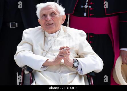 Freising, Deutschland. Juni 2020. Der emeritierte Papst Benedikt XVI. Kommt am Flughafen München an, um sein Flugzeug zu besteigen. Der emeritierte Papst reist nach seinem viertägigen Besuch in Regensburg zurück in den Vatikan. Der ehemalige Papst war am 18.06.2020 unerwartet zu seinem alten Haus gereist, um seinen 96 Jahre alten Bruder zu besuchen. Quelle: Sven Hoppe/dpa/Alamy Live News Stockfoto