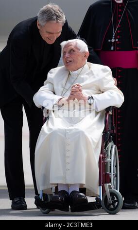 Pope Benedict XVI (C) Und Sein Bruder Georg Ratzinger (R) Besuchen Die