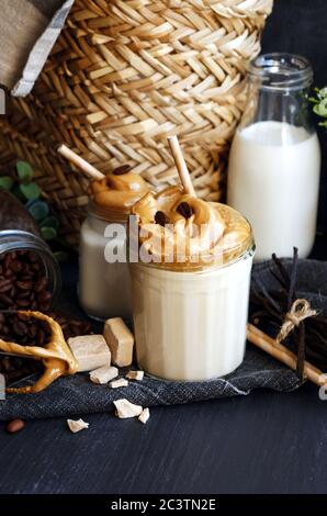 Dalgona Schlagkaffee, Instantkaffee, Rahmkaffee, Eiskaffee Stockfoto