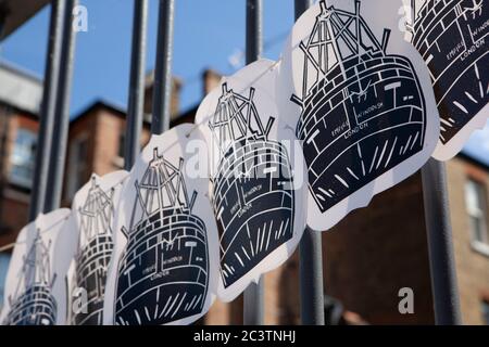 London, Großbritannien, 22. Juni 2020: Anlässlich des 72. Jahrestages des Andockens des Empire Windrush mit 1,027 Passagieren. Online-Veranstaltungen wurden um 10.27 Uhr statt, aber Windrush Square in Brixton als weitgehend verlassen. Die Tore des Schwarzen Kulturarchivs waren mit Fahnen und Empire Windrush Bannern geschmückt. Anna Watson/Alamy Stockfoto