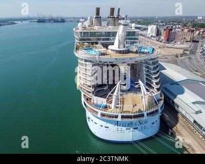 Luftaufnahme von Allure of the Seas Kreuzfahrtschiff, Oasis-Klasse Kreuzfahrtschiff Stockfoto