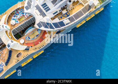 Luftaufnahme von Allure of the Seas Kreuzfahrtschiff, Oasis-Klasse Kreuzfahrtschiff Stockfoto