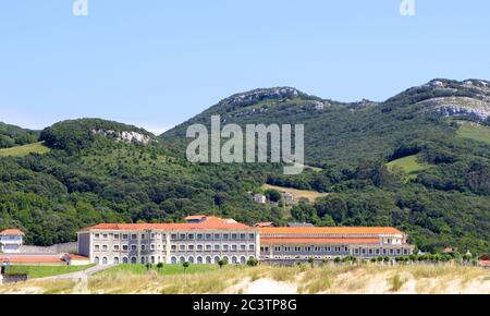 Hinter der Strandszene mit dem Gefängnis in Santona Centro Penitenciario de El Dueso Santona Cantabria Spanien Stockfoto