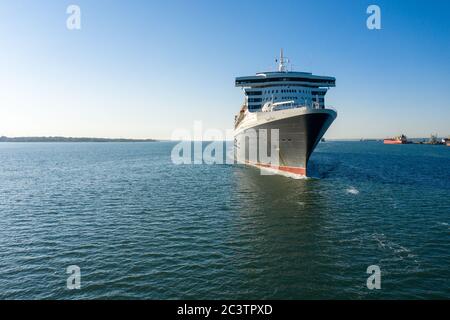 Luftaufnahme von Queen Mary 2, transatlantische Ozeandampfer Vorderansicht Stockfoto