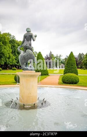 LEDA mit Schwan und Parkpromenade, Kurort Podebrady, Mittelböhmen, Tschechische republik Stockfoto