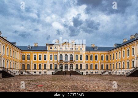 Innenhof und Haupteingang des Rundale Palace an einem bewölkten Sommertag. Stockfoto