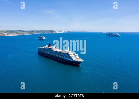 Kreuzfahrtschiffe in der Weymouth Bay Dorset, den Kreuzfahrtschiffen, die während der Coronavirus-Sperre in der Weymouth Bay vor Anker liegen. Covid 19 Stockfoto