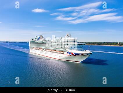 Luftaufnahme des Azura Kreuzfahrtschiffes P&O Cruises Stockfoto