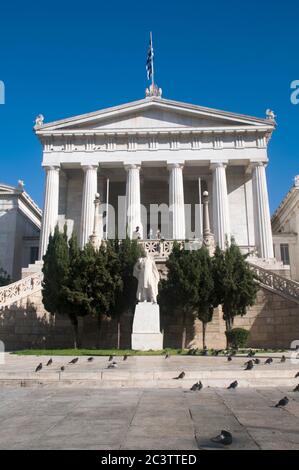 Außenansicht der Nationalbibliothek von Griechenland, Teil der Architekturtrilogie, die vom dänischen Architekten Theopil Hansen, Athen, Griechenland, entworfen wurde Stockfoto