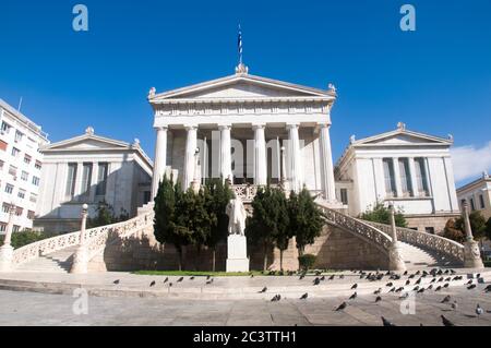 Außenansicht der Nationalbibliothek von Griechenland, Teil der Architekturtrilogie, die vom dänischen Architekten Theopil Hansen, Athen, Griechenland, entworfen wurde Stockfoto