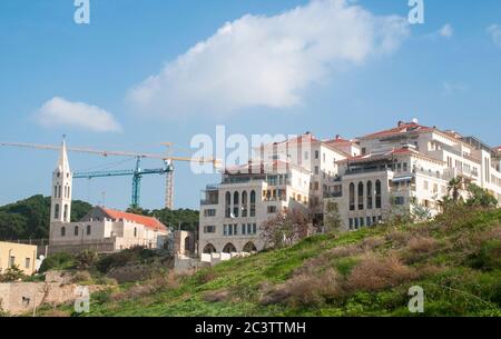 Bau eines neuen modernen Wohnprojekts mit Blick auf den Jaffa Hafen, Israel Stockfoto