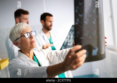 Gruppe von Arzt, der CT-Scan im Krankenhaus, um Diagnose zu machen Stockfoto