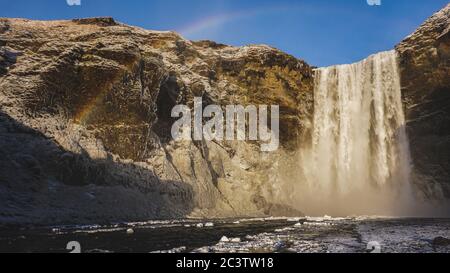 Der wunderschöne Skogafoss Wasserfall in Südisland an einem kalten Wintertag. Stockfoto