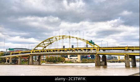 Fort Duquesne Brücke über den Allegheny River in Pittsburgh, Pennsylvania Stockfoto