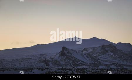 Der berühmte Snæfellsjökull Gletscher in Westisland. Der Gletschervulkan soll eine Öffnung zum Erdmittelpunkt verbergen. Stockfoto