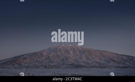 Der berühmte Snæfellsjökull Gletscher in Westisland. Der Gletschervulkan soll eine Öffnung zum Erdmittelpunkt verbergen. Stockfoto