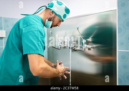 Chirurg waschen die Hände mit der richtigen Technik für die Sauberkeit Stockfoto