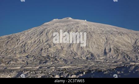 Der berühmte Snæfellsjökull Gletscher in Westisland. Der Gletschervulkan soll eine Öffnung zum Erdmittelpunkt verbergen. Stockfoto