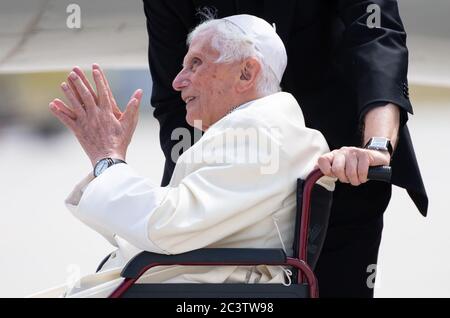 Freising, Deutschland. Juni 2020. Papst Benedikt XVI. Emeritiert am Flughafen München. Der emeritierte Papst reist nach seinem viertägigen Besuch in Regensburg zurück in den Vatikan. Der ehemalige Papst war am 18.06.2020 unerwartet zu seinem alten Haus gereist, um seinen 96 Jahre alten Bruder zu besuchen. Quelle: Sven Hoppe/dpa-Pool/dpa/Alamy Live News Stockfoto