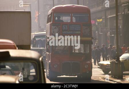 Routemaster London unterwegs im Verkehr im West End von London 1986 Stockfoto