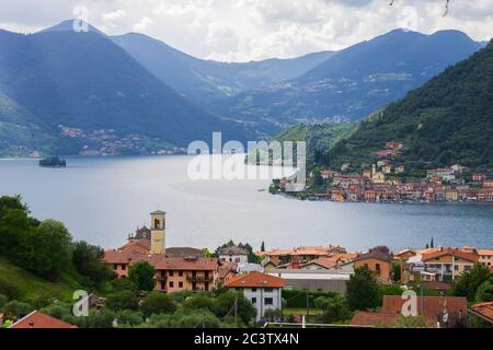 Luftaufnahme des Iseo-Sees, Lombardei, Italien. Im Vordergrund die Stadt Sulzano Stockfoto