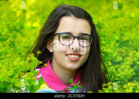 Portrait von jungen Mädchen mit Brille Stockfoto