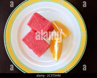 Frische Wassermelone und Orange auf dem weißen Teller Stockfoto