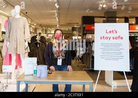 Carmarthen, Großbritannien. Juni 2020. 22 Katie Villen bereitet sich darauf vor, Kunden bei H & M in Carmarthen willkommen zu heißen, da die nicht unbedingt notwendigen Geschäfte nach der Lockerung einiger Sperrregeln durch die walisische Regierung wieder eröffnet werden. Kredit: Gruffydd Ll. Thomas/Alamy Live News Stockfoto