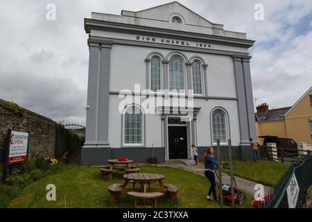 Carmarthen, Großbritannien. Juni 2020. 22 Gras wird außerhalb von Carmarthen Cameras geschnitten, während es sich nach der Lockerung einiger Sperrregeln durch die walisische Regierung auf die Eröffnung vorbereitet. Kredit: Gruffydd Ll. Thomas/Alamy Live News Stockfoto