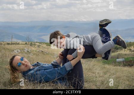 Mutter mit Kind, das sich auf dem Gras legt Stockfoto